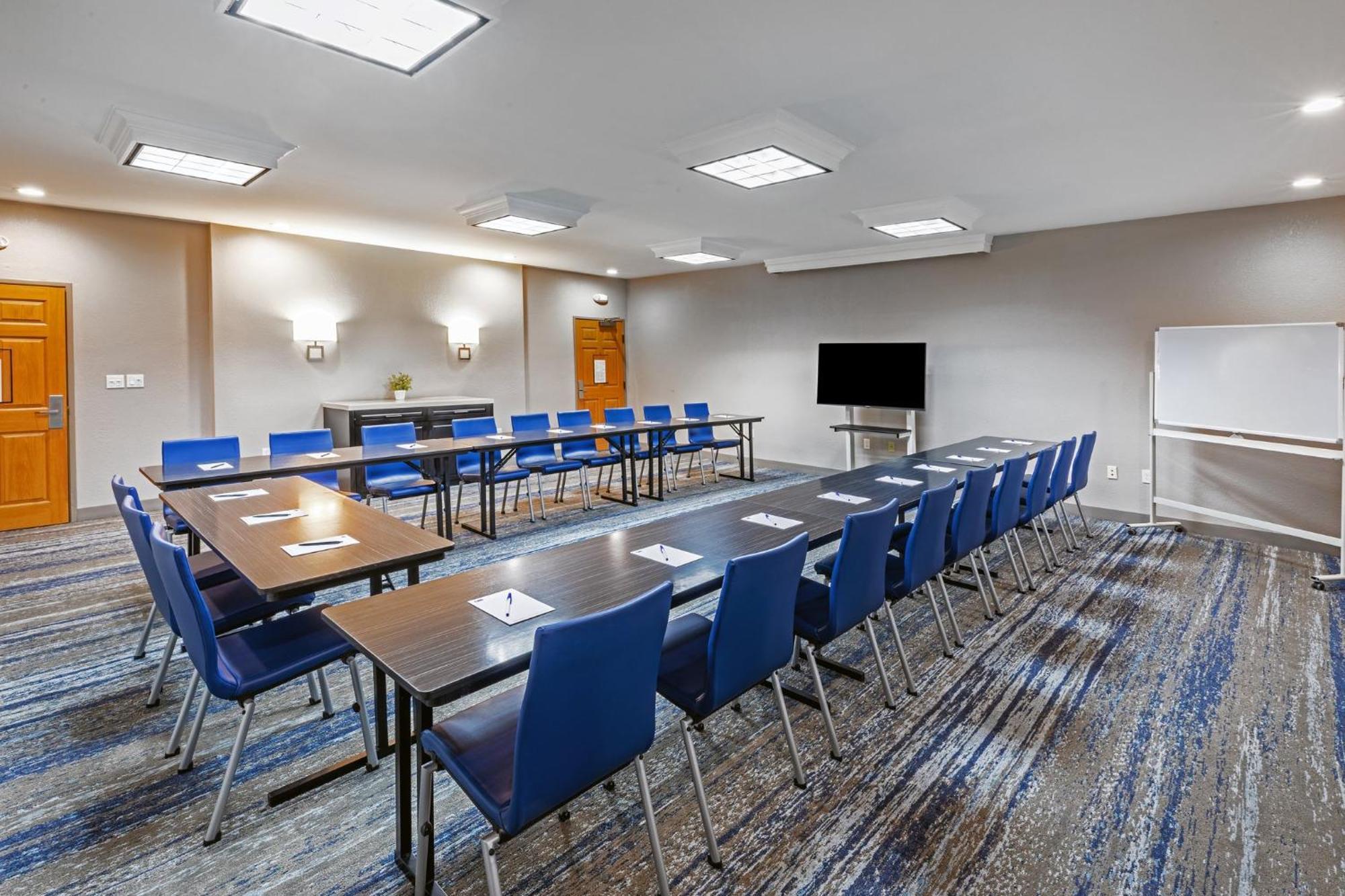 Holiday Inn Express & Suites Tulsa S Broken Arrow Hwy 51 By Ihg Exterior photo