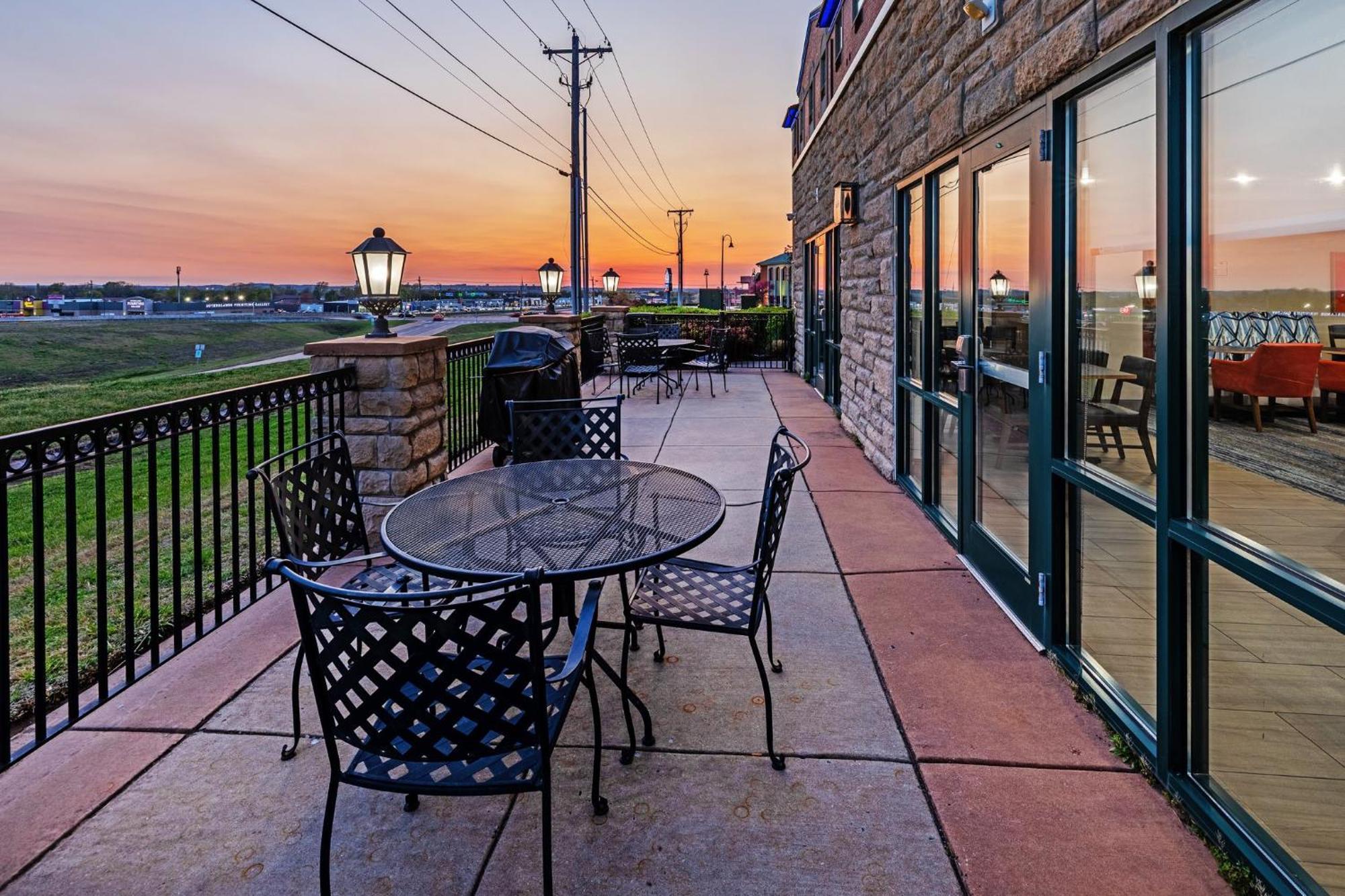 Holiday Inn Express & Suites Tulsa S Broken Arrow Hwy 51 By Ihg Exterior photo