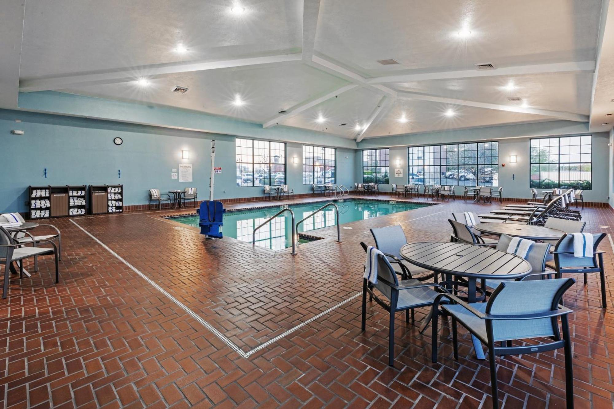 Holiday Inn Express & Suites Tulsa S Broken Arrow Hwy 51 By Ihg Exterior photo